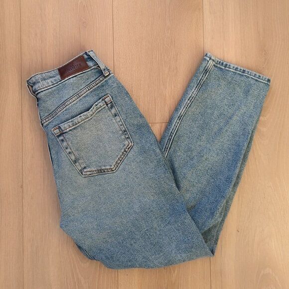 Hollister Ultra High-Rise Mom Jean - Picture 2 of 6